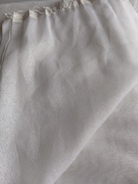 Тънко бяло перде