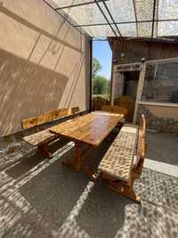 Масивна дървена маса и пейки