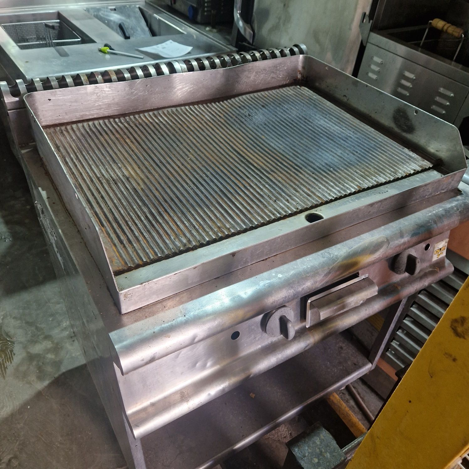 Grill.striat pe gaz, de putere, cu banc