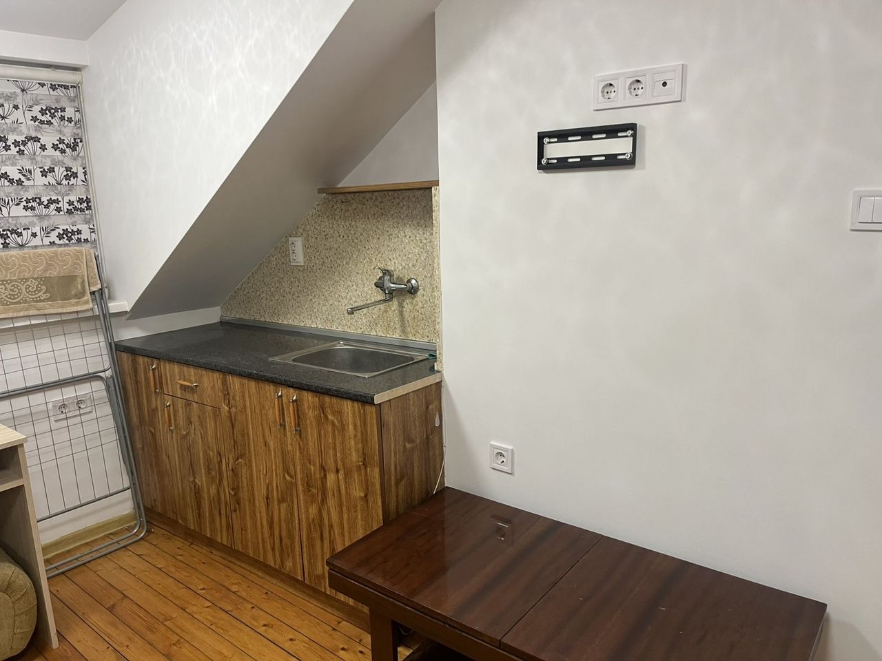 Дава се под наем Едностаен апартамент в Враца, Център - 25 кв.м за 178.5 € - Снимка #3