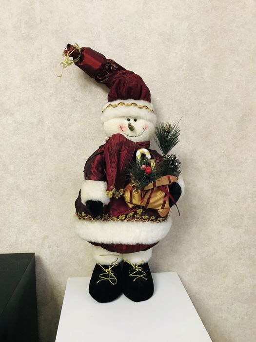 Снеговик с подарками 65 см
