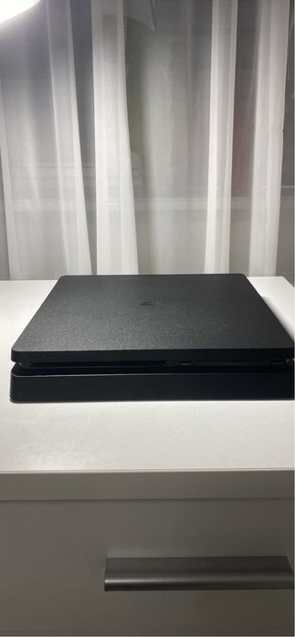 Vand ps4 + 3 controllere ( manete ] + 7 jocuri