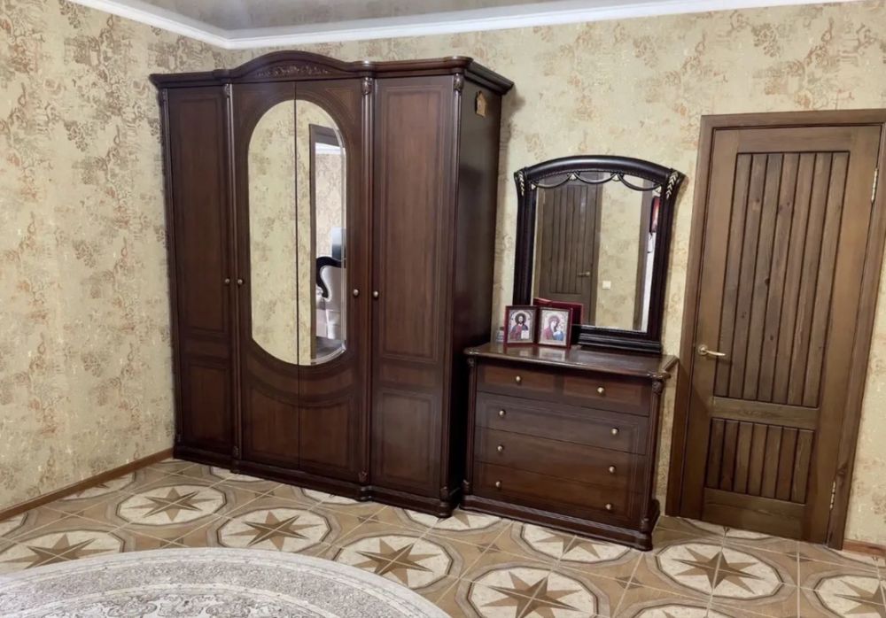 Шкаф + комод с зеркалом.