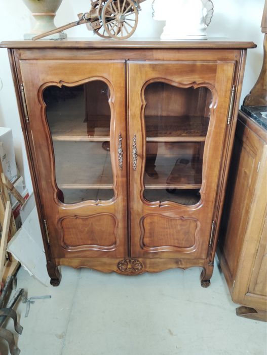 Старинна витрина