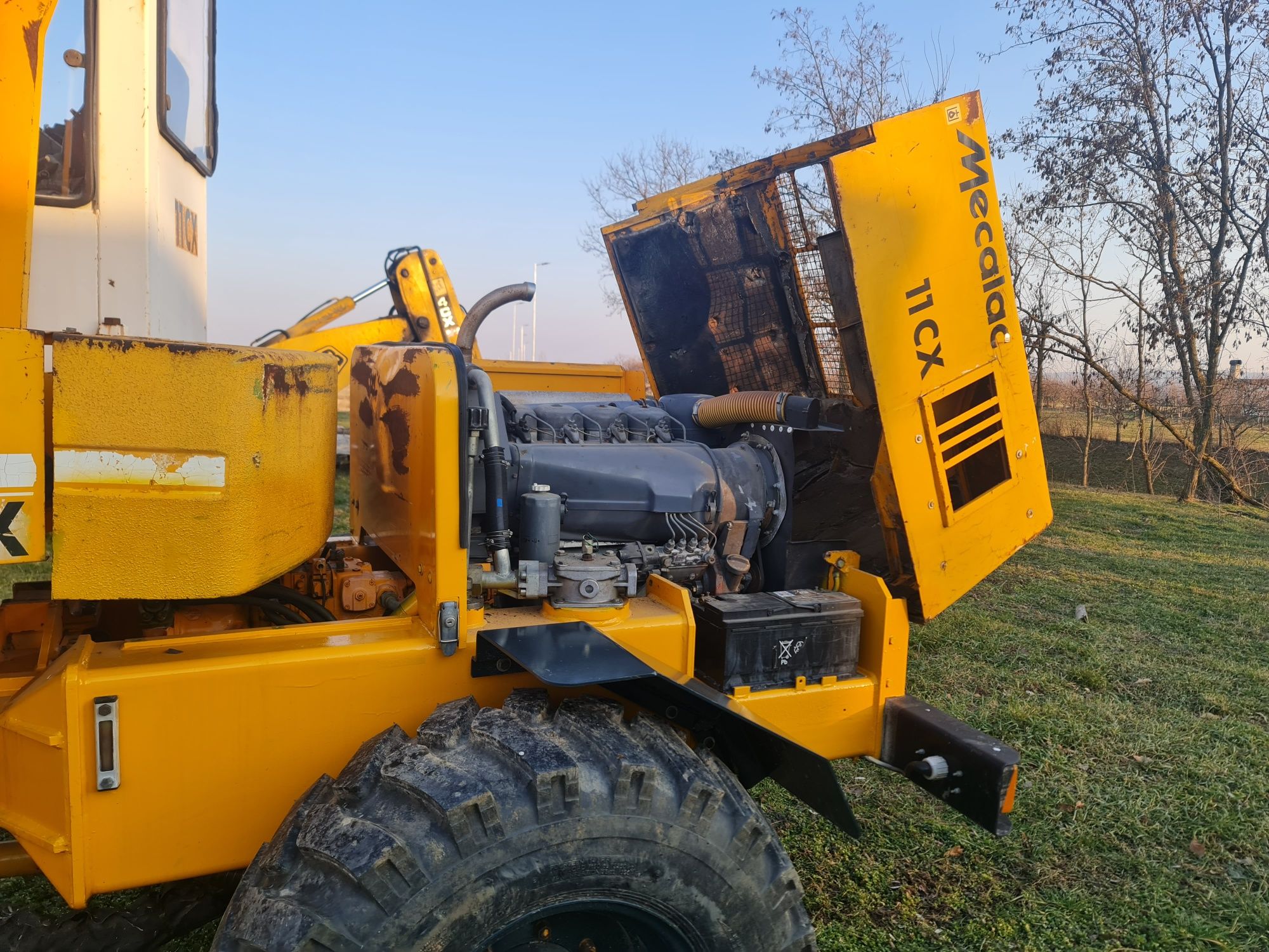 Vînd excavator Mecalac