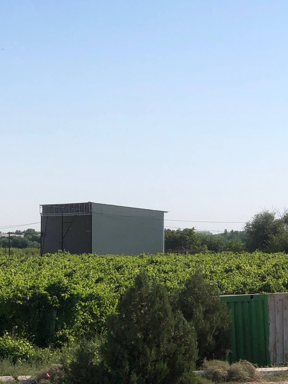 Uzum va gilos bogʻ hosilga kirgan suv bor yashash sharoiti bor.