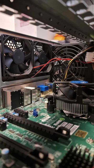 Server 4U Supermicro X10SAE – ECC, RAID, Windows 10 Pro, nefolosit