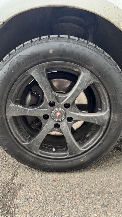 Диски 205/55/R16 с новой зимней резиной на шкоду