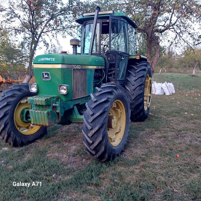 Vând john deere 3040