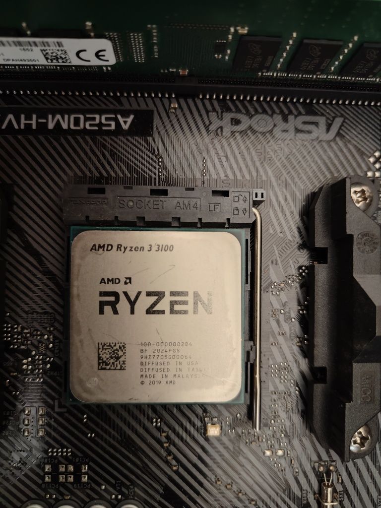 Vând procesor Ryzen 3 3100 AM4