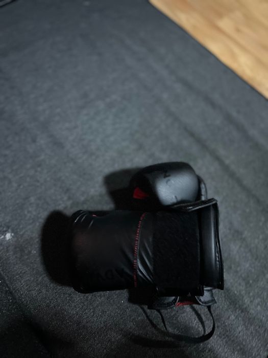 Vând mănuși de box