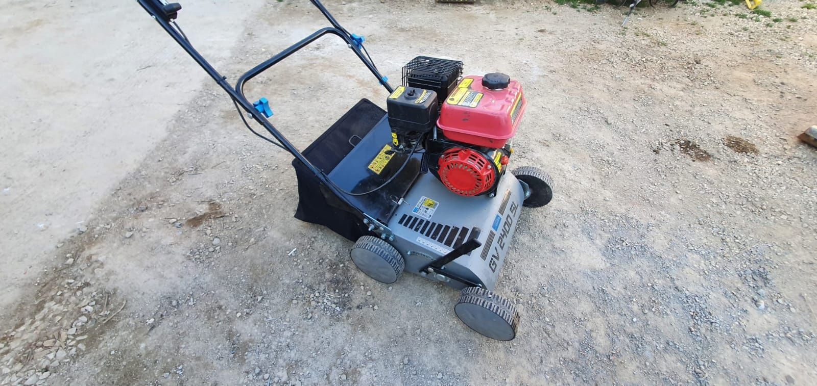 Scarificator gazon de închiriat