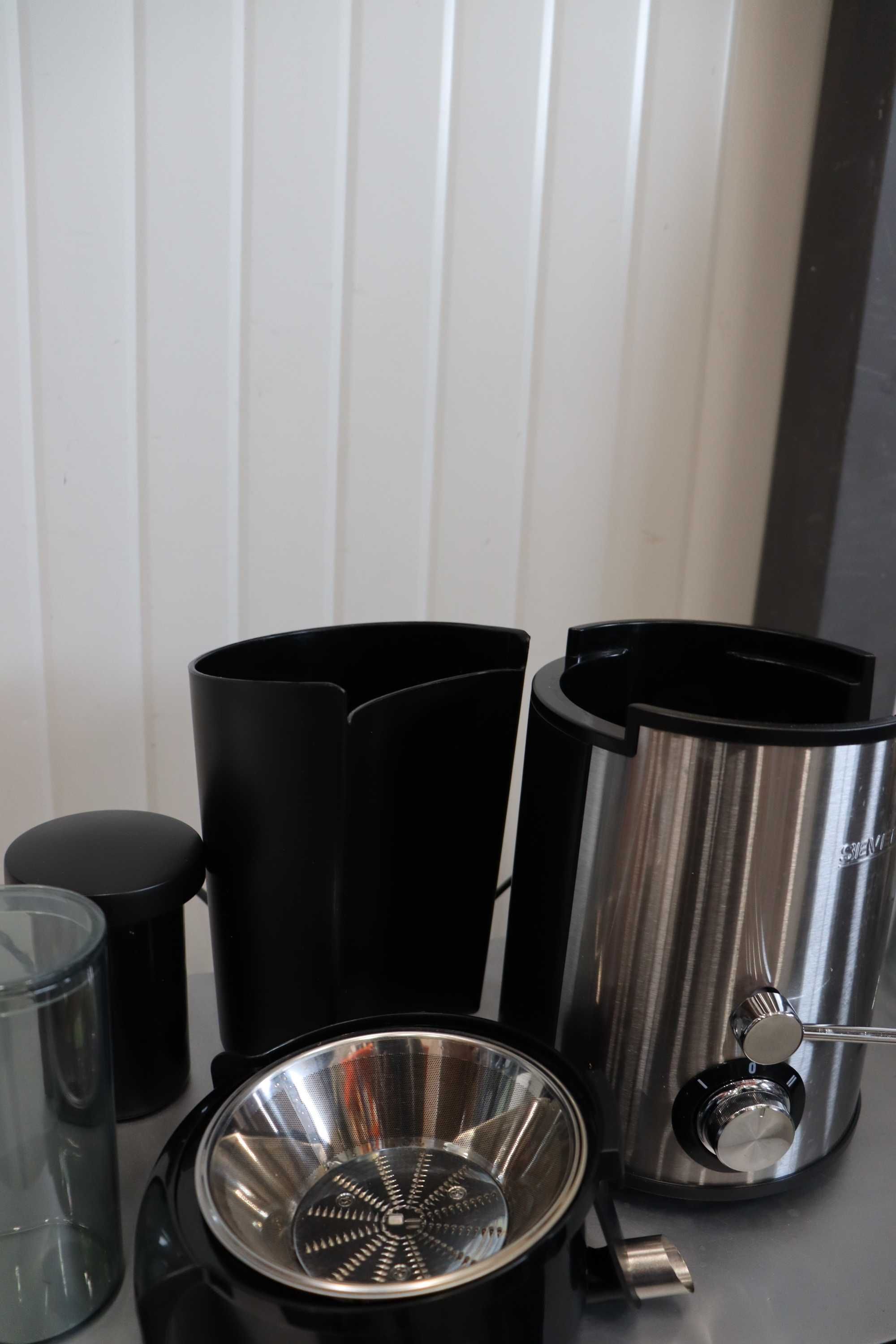 Сокоизстисквачка, с контейнер за сок, 0,500ml, 400W,неръждаема стомана