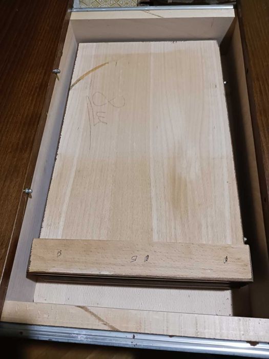 Трапезна маса., троянска мебел.