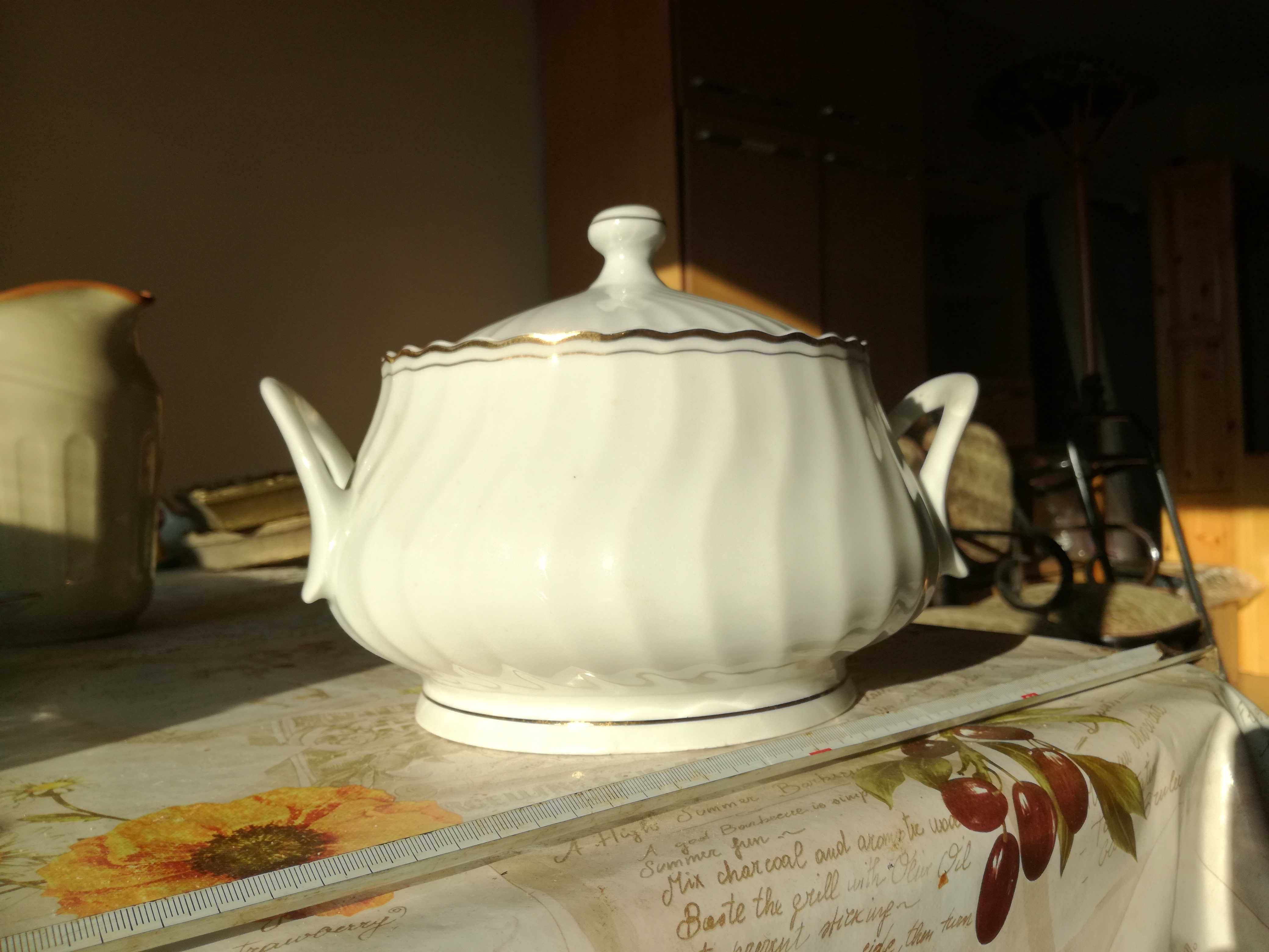 Порцеланов супник