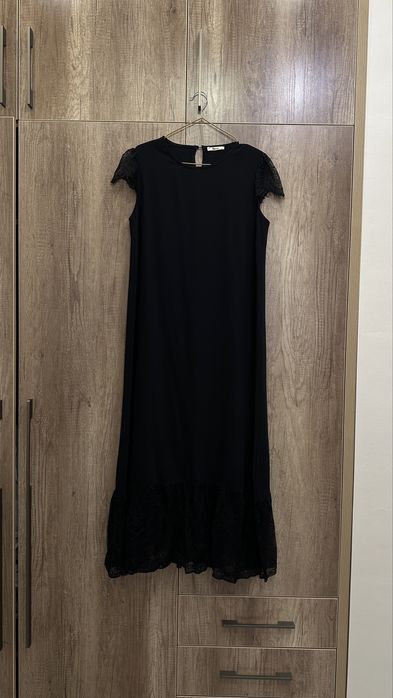 Строгое черное платье в пол с французским гипюром