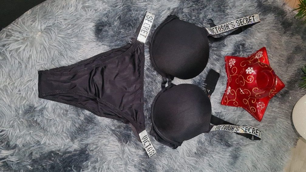 Set Sutien si Chilot Victoria's Secret Model cu pietricele