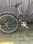 Bicicleta neagra cu accente de roz , perfecta pentru plimbari