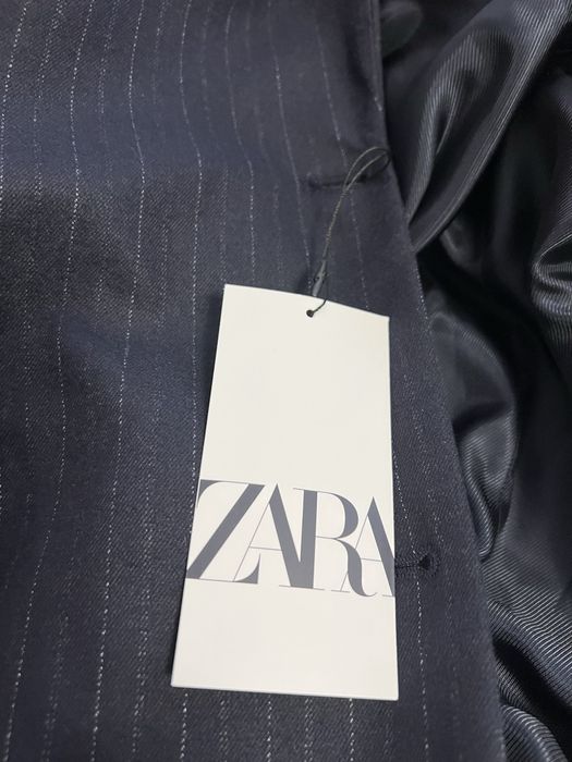 Vand pardesiu nou, Zara , S, bleumarin cu dungi  subtiri albe.