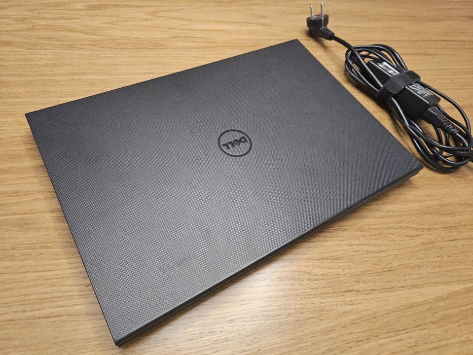 Лаптоп Dell Inspiron 15 с SSD и инсталиран Windows 10