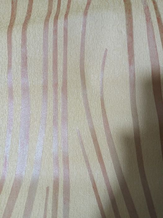 Остатки разных обоев  цвет желтый с рисунком