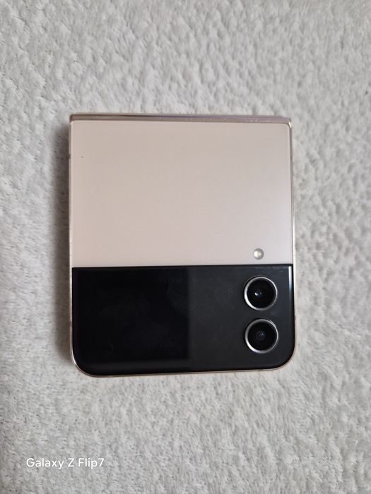 Телефон Samsung flip 4
