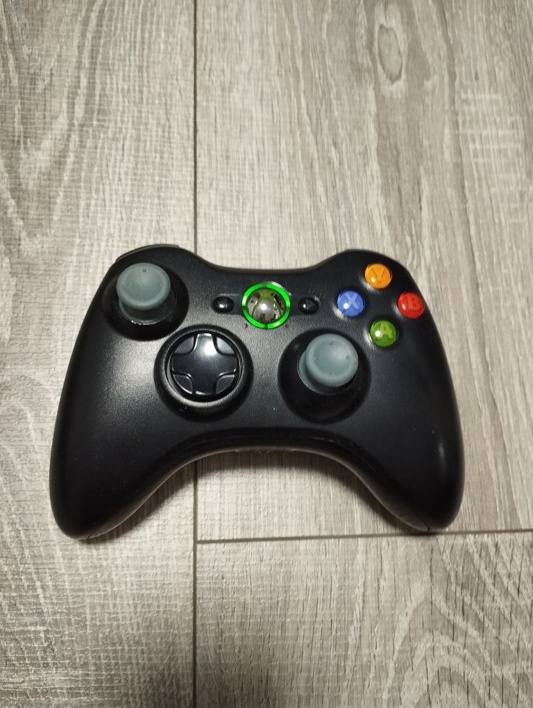 Xbox 360 E с 2 контролера и кинект сензор