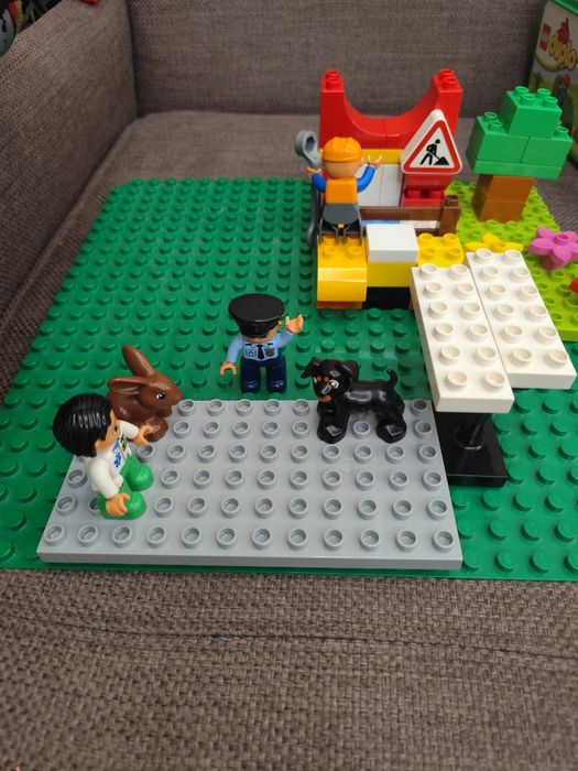 Лего Дупло плоча и частите към нея