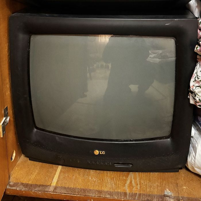 Телевизор LG,черный,в хорошем состоянии,рабочий