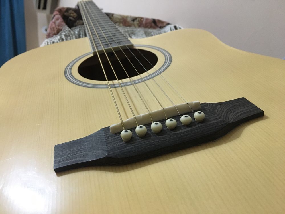 Gitara sotiladi holati yaxshi