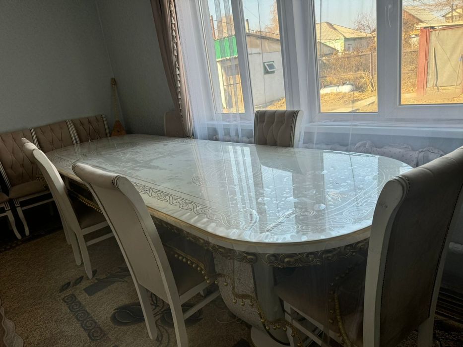 Стол в отл состояниййй длинная со стульями .