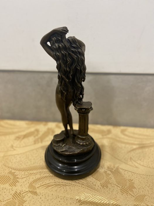 Statueta bronz masiv .inaltime 32 cm