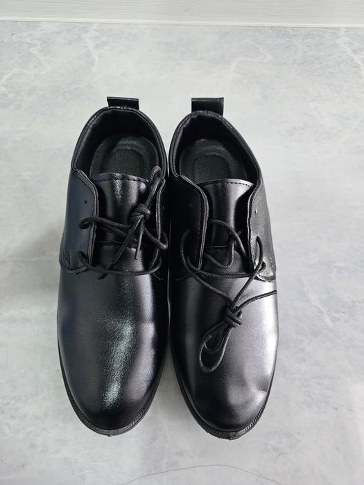 Yangi erkaklar oyoq kiyimlari