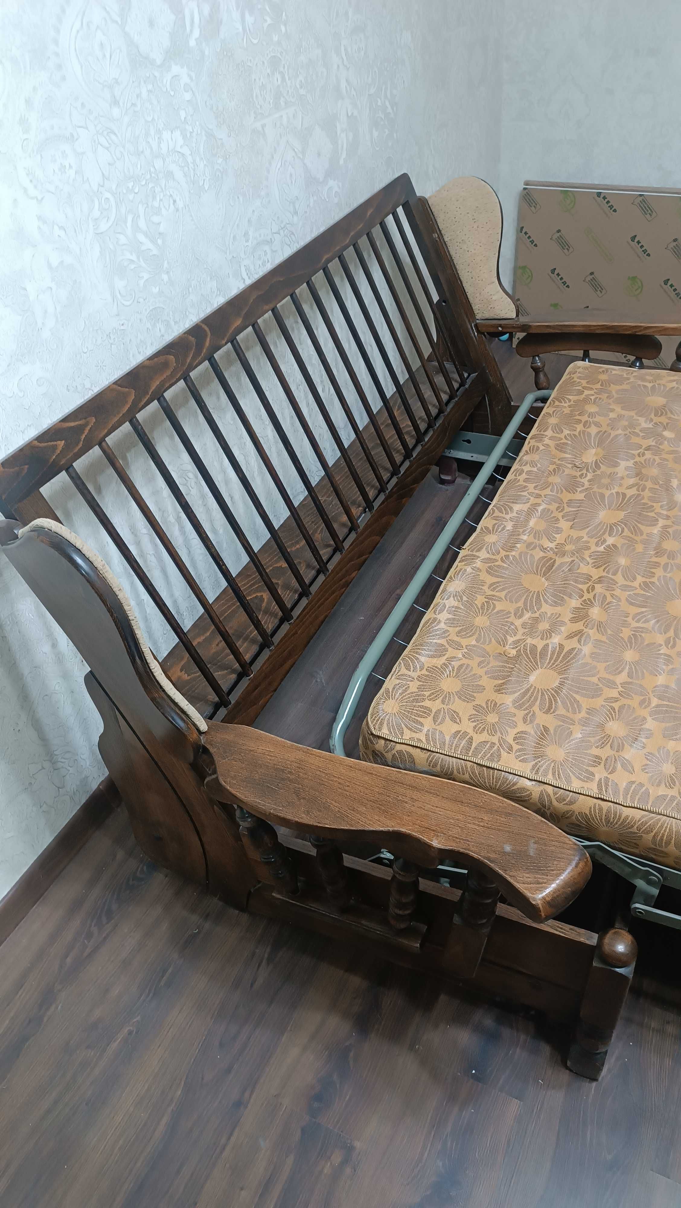 Продам диван массив орех раскладной