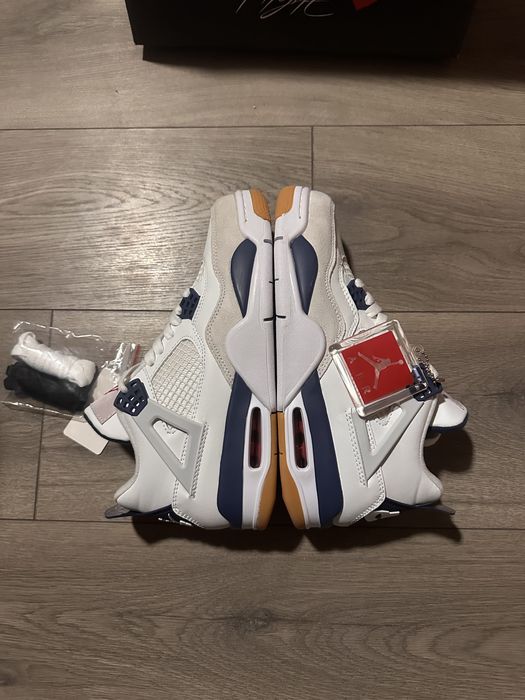 Jordan 4 Retro.
