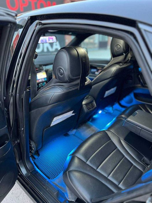 Энтузиасты автомобильного тюнинга.