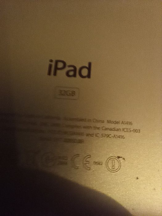 Vând iPhone 4 și 4s, două iPad 2