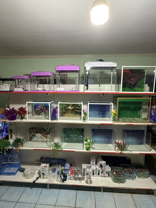 В продаже новые заводские и кв аквариумы есть!! 35-150л.