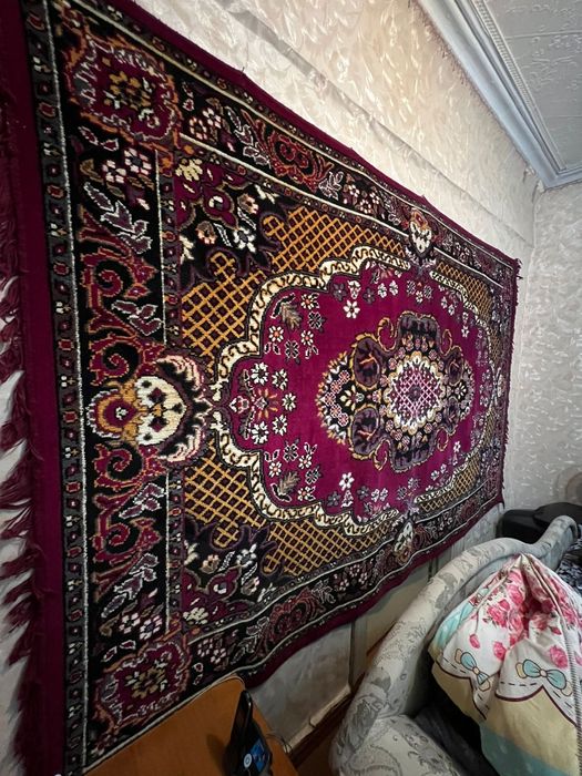 Продам 2 ковра и кровать