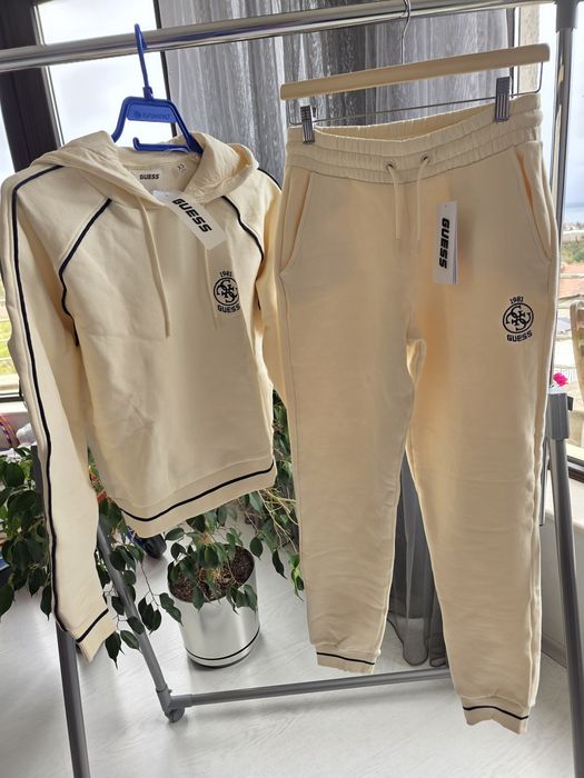 Чисто нов екип GUESS, по етикет е ХС, но е подходящ и за С