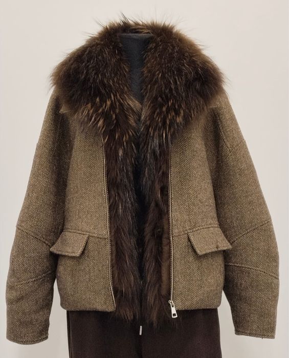 Пуховик с воротником меха енота