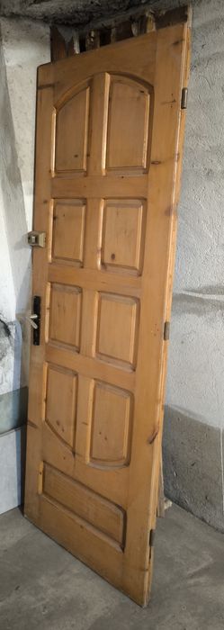 Ușă din lemn pentru exterior