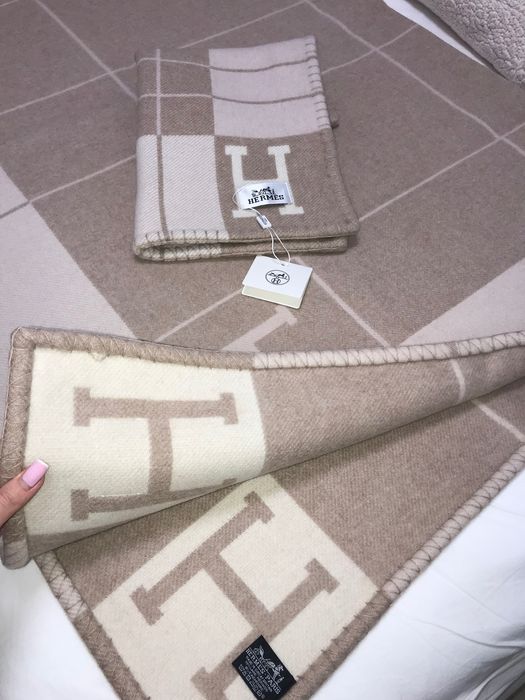Hermes одеяло и възглавница