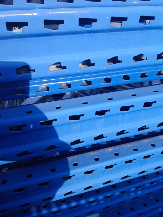 Avem rafturi metalice de vânzare
