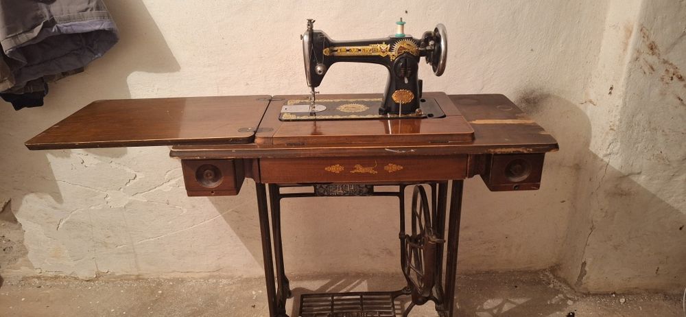 Старинна шевна машина