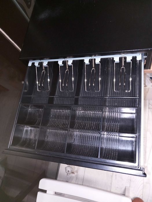 Оборудване за магазин - стелажи, витрина