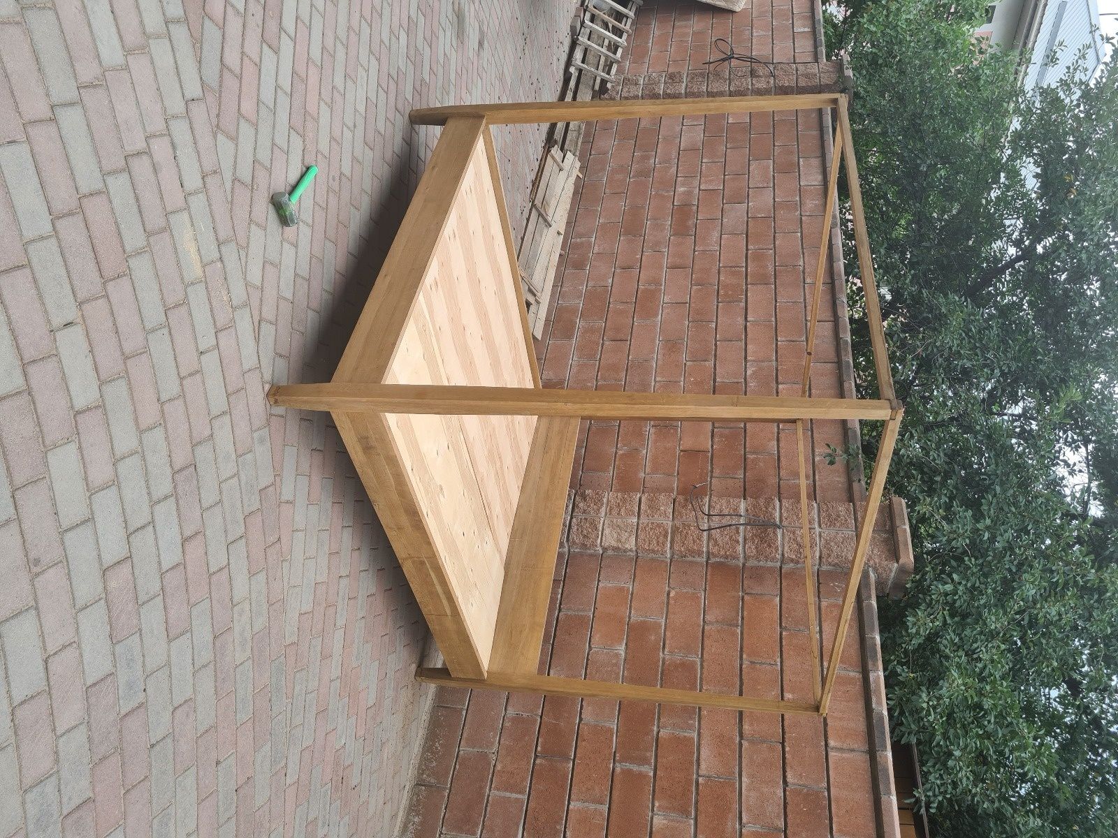 Продам деревянную двуспальную кровать.