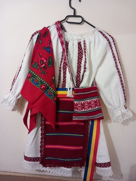 Set costum tradițional