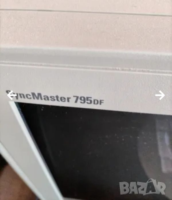 Стар компютър и монитор.