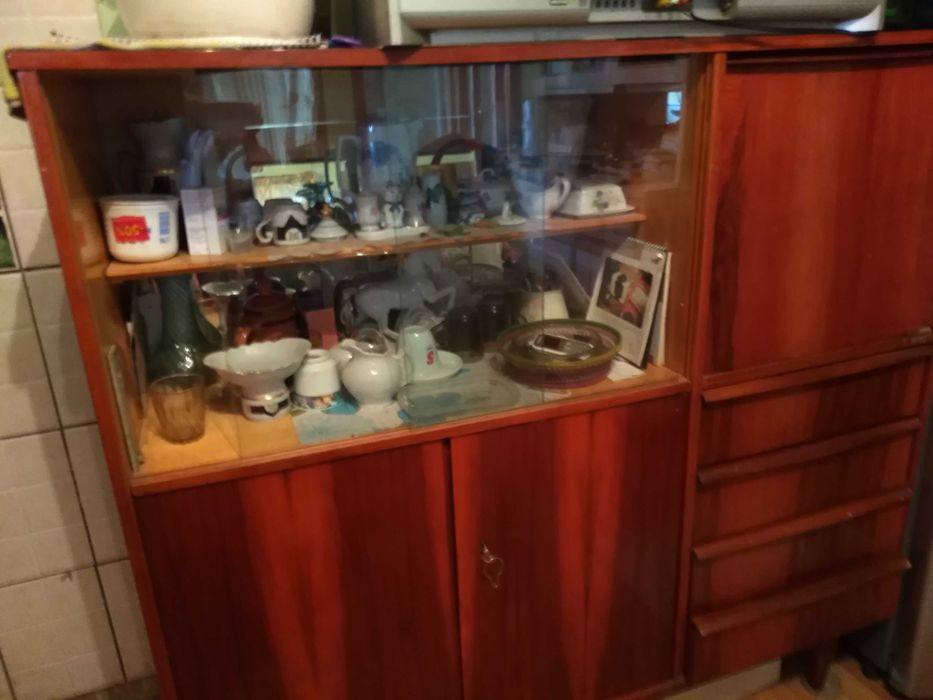 Сервант, тумба Румынского гарнитура красное дерево хорошее состояние